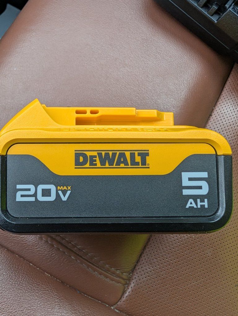DeWalt DCB1104 12V/20V MAX 4A Lithium-Ion Battery Charger & 20V MAX 5Ah Battery