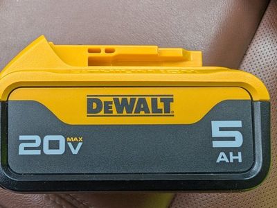 DeWalt DCB1104 12V/20V MAX 4A Lithium-Ion Battery Charger & 20V MAX 5Ah Battery