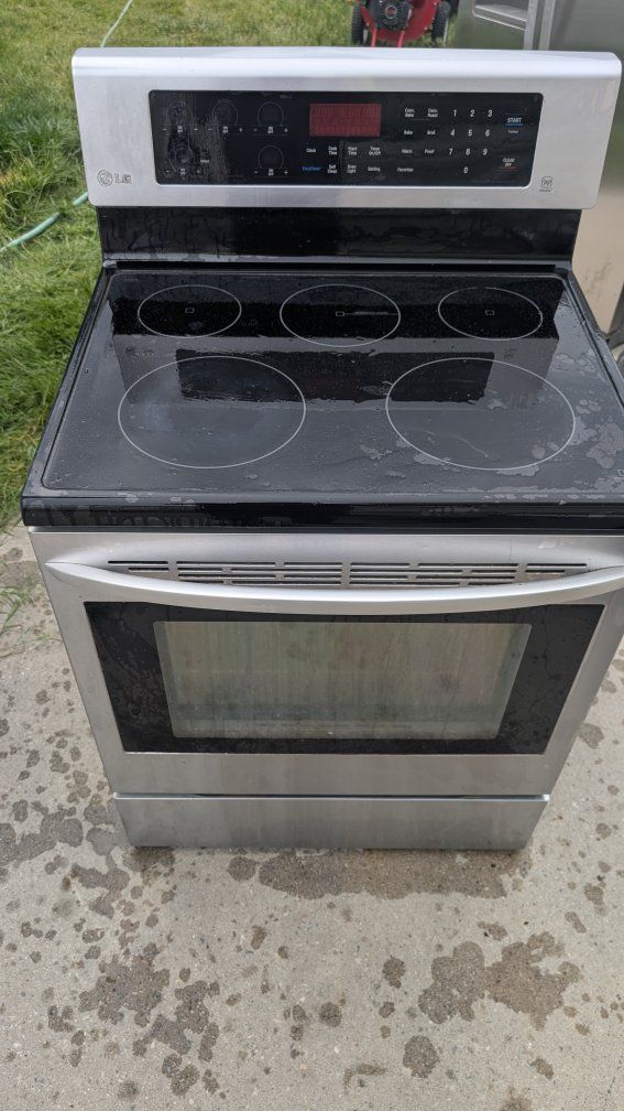 LG LRE3083ST 30" Stainless Steel Electric Range with Glass Top & 3-Wire Power Cord