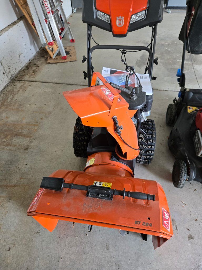 Husqvarna ST224 snow blower