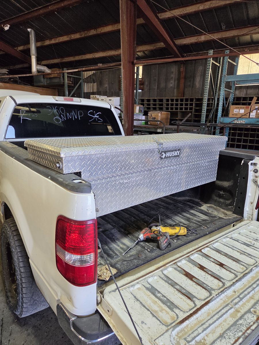 Truck bed tool box