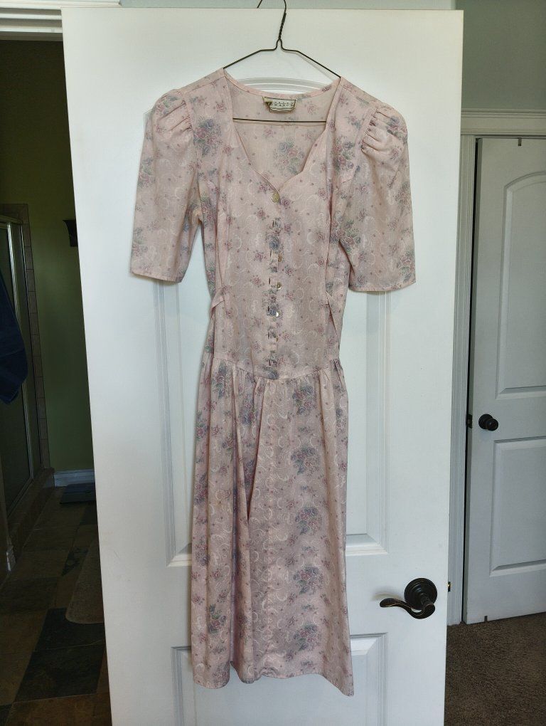 Womens dress size 5 fits like a medium
