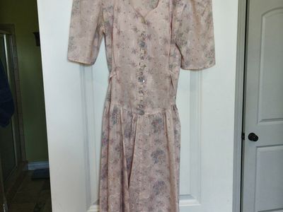 Womens dress size 5 fits like a medium