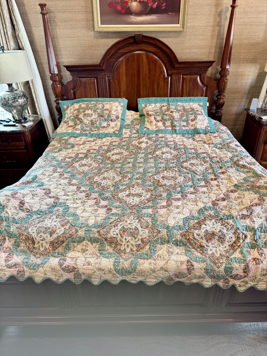 Beautiful King/Queen Quilt, With 2 Standard Shams