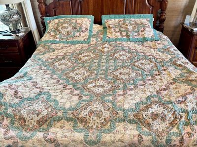 Beautiful King/Queen Quilt, With 2 Standard Shams