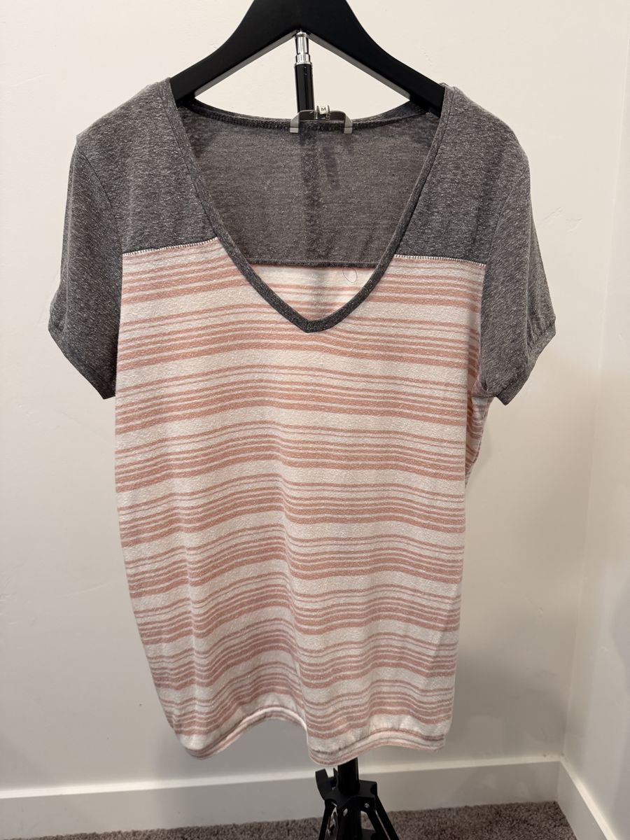 BKE Women's Short Sleeve V-Neck Top Gray Pink Stripe Medium