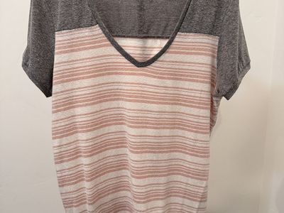 BKE Women's Short Sleeve V-Neck Top Gray Pink Stripe Medium