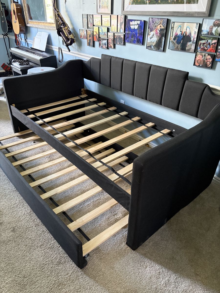 Day bed w pull out