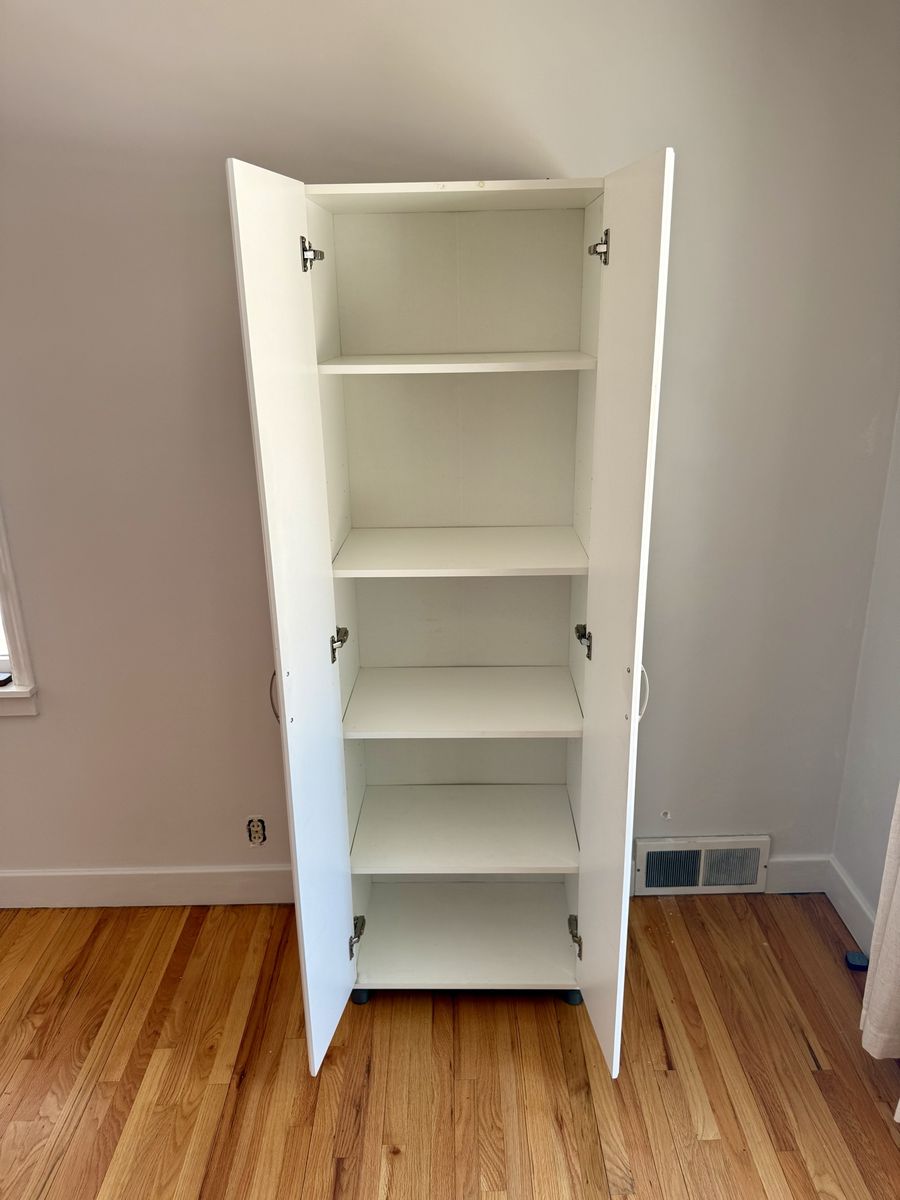 Freestanding cupboard/caninet