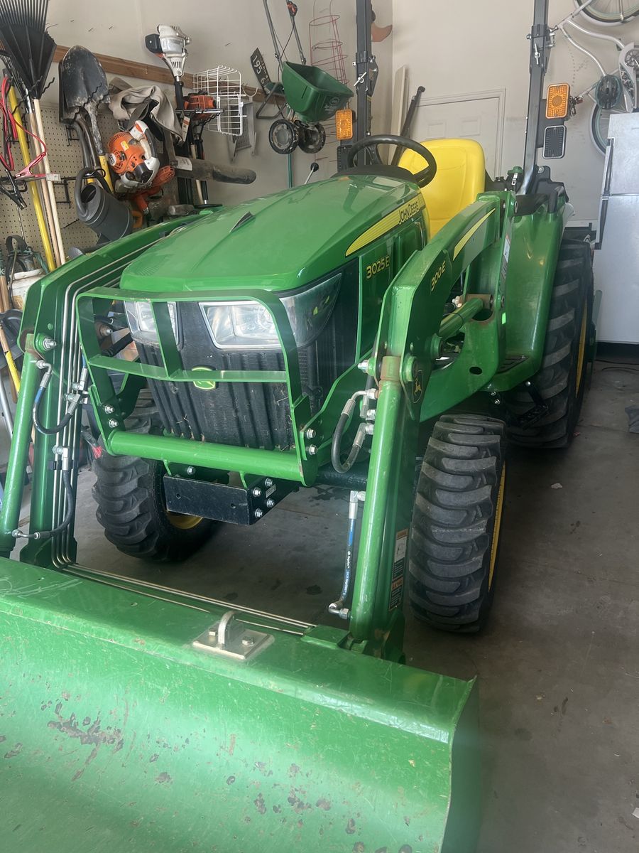 John Deere 4x4 tractor and loader