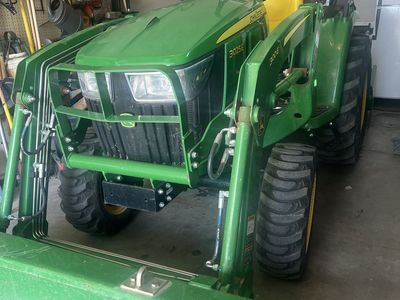 John Deere 4x4 tractor and loader
