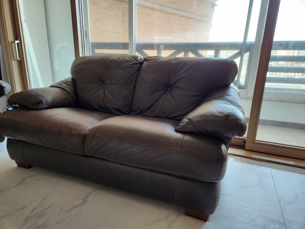 Brown Italian Leather Loveseat - Compact & Comfortable 2-Seater for Living Room