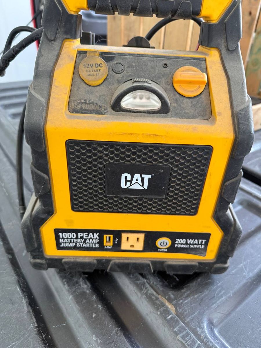 CAT CJ1000CP jump starter power supply