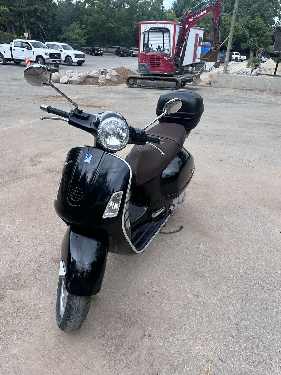 Black GT200 Vespa