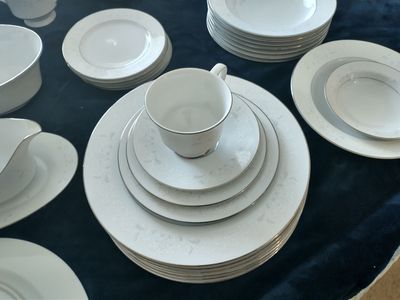 Sango China 3646 Florence 58 pieces Dinnerware 8 place settings