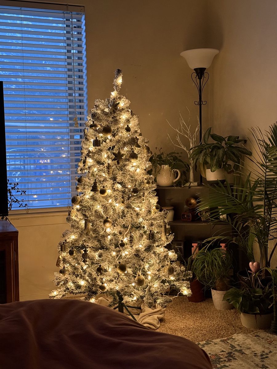 5ft Pre-Lit Snow Flocked Christmas Tree + Full Décor Bundle | Star Topper | 60+ Ornaments