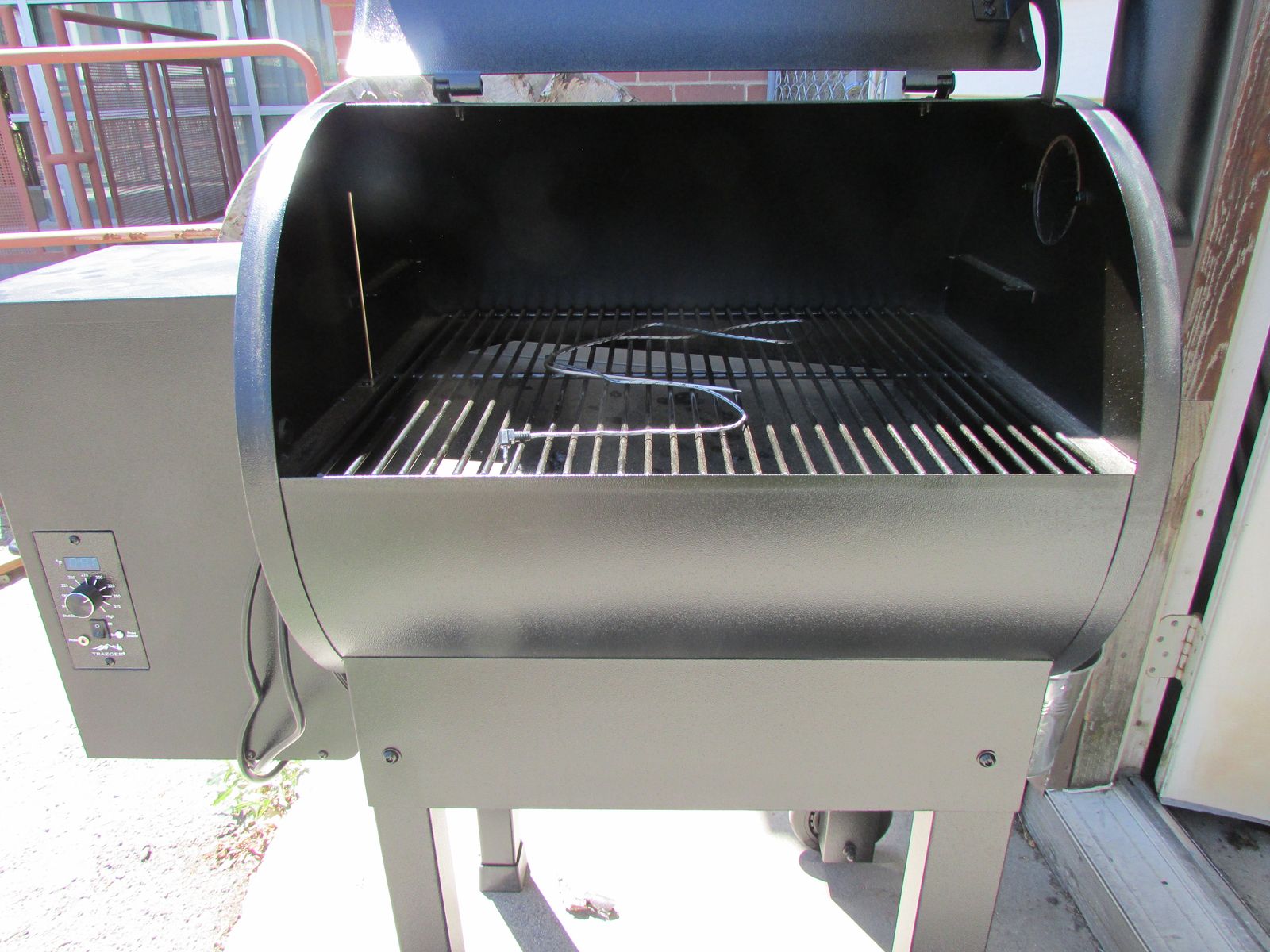 Traeger Mesa 22 Wood Pellet Grill & Smoker - Pristine (Used Only Once!) + Full of Pellets