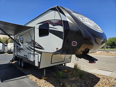2016 Elkridge E255 Fifth Wheel Everything Works! Electric Slide Out! Half Ton Towable!