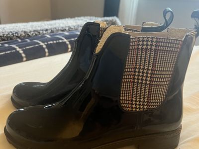 Rain/Chelsea Boots - Sz