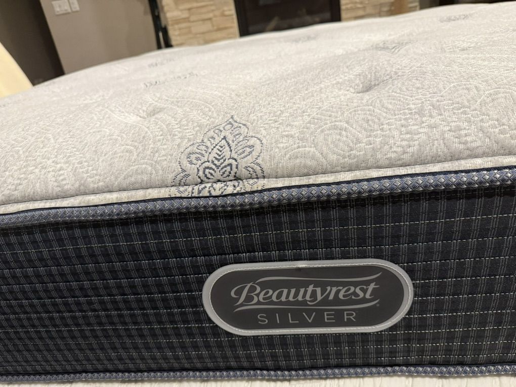 Flawless! King beautyrest Silver Mattress! $150