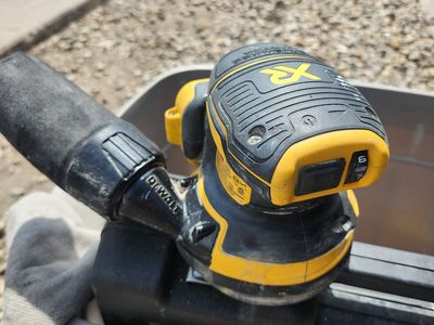 Orbital sander. 20v Dewalt