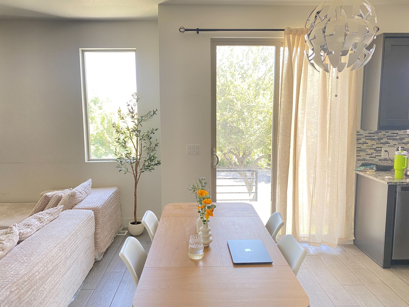 Female Private Bedroom Lehi/Saratoga Springs in a Lovely House