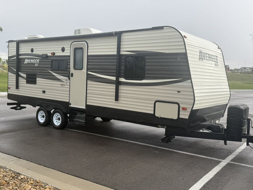 2018 AVENGER SLIDE OUT ,TRAVEL TRAILER LIKE NEW