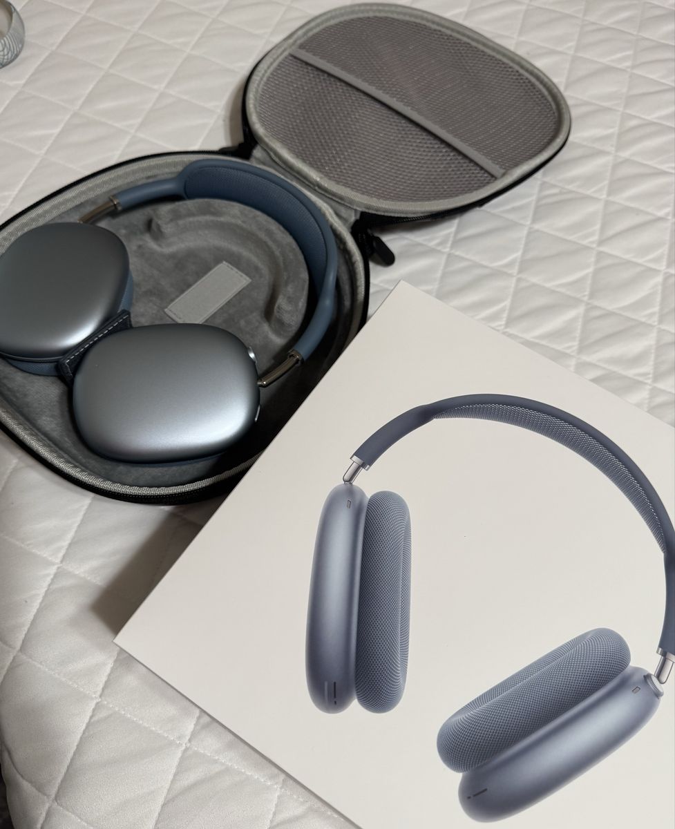 Apple AirPods Max Wireless Over-Ear Headphones - Sky Blue with Smart Case