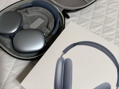 Apple AirPods Max Wireless Over-Ear Headphones - Sky Blue with Smart Case