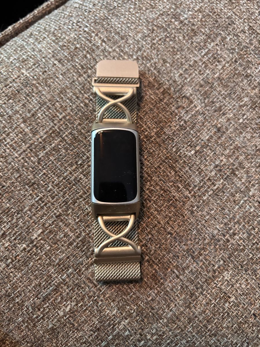 Like new Fit bit charge 6 in amazing condition