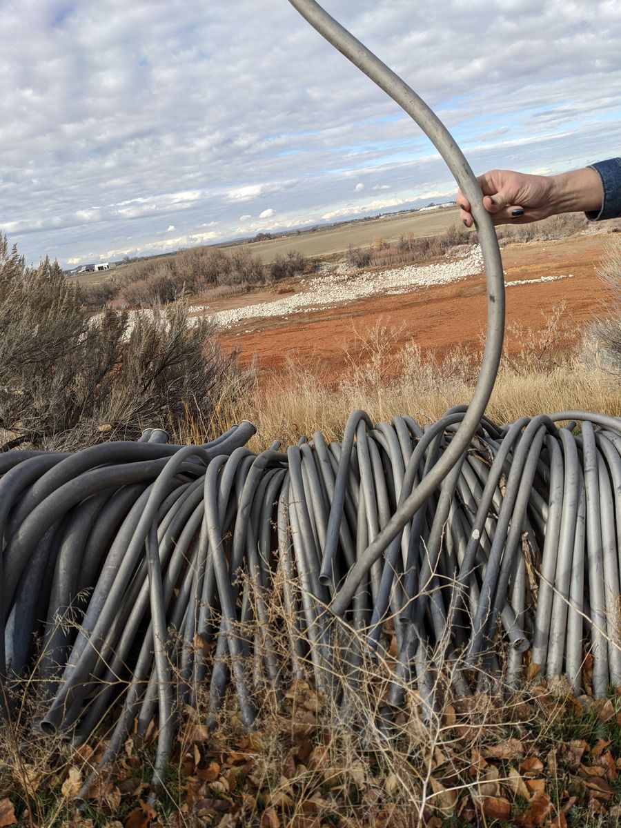 Graity irrigation siphon tubes