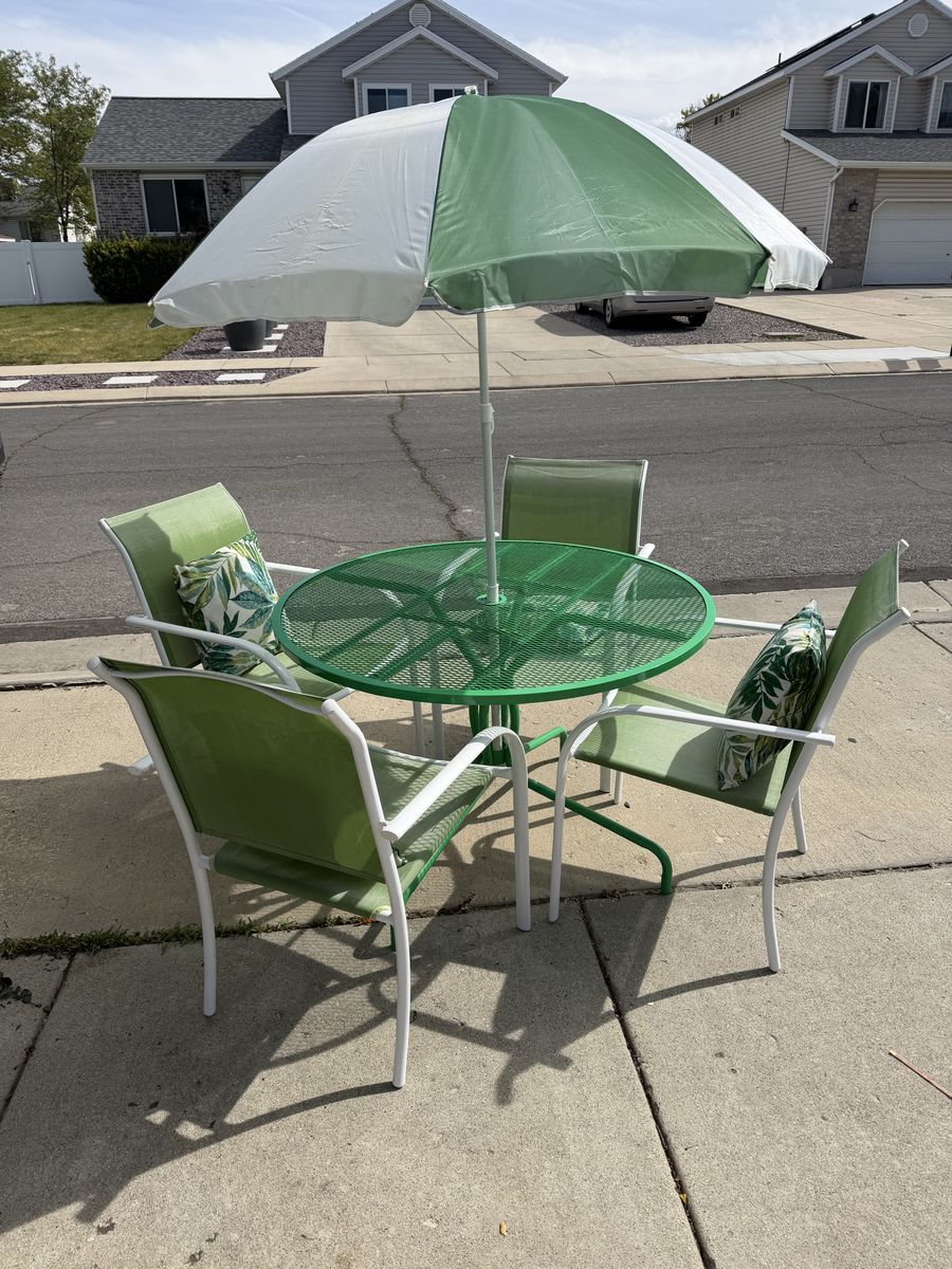 Freshly Restored Patio Dining Set w/ Umbrella, 4 Chairs & 4 pillows