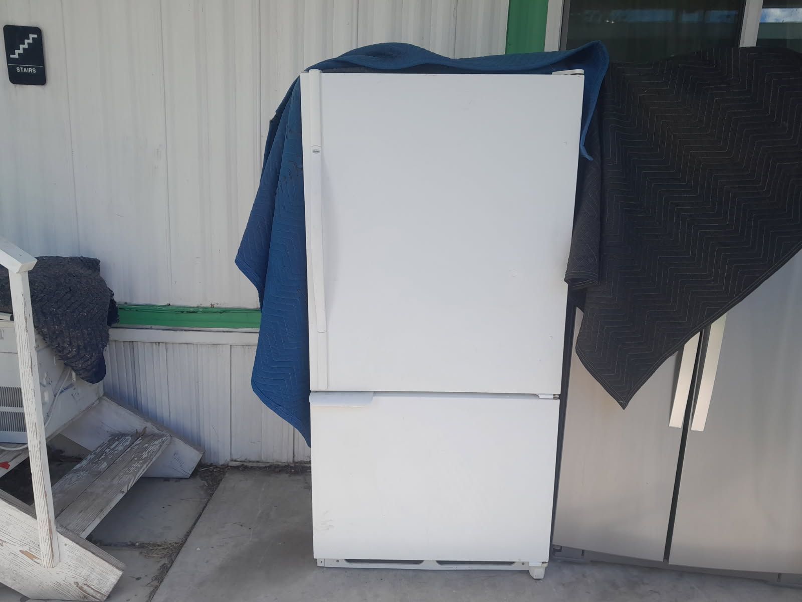 Very Nice Amana Refrigerator w/Bottom Freezer