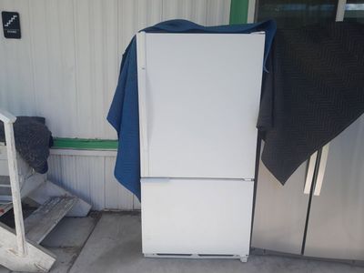 Very Nice Amana Refrigerator w/Bottom Freezer
