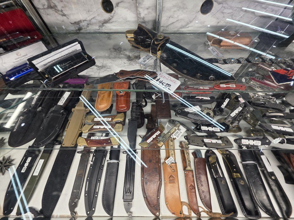knives, fixed blade,folder,assist. loads of knives