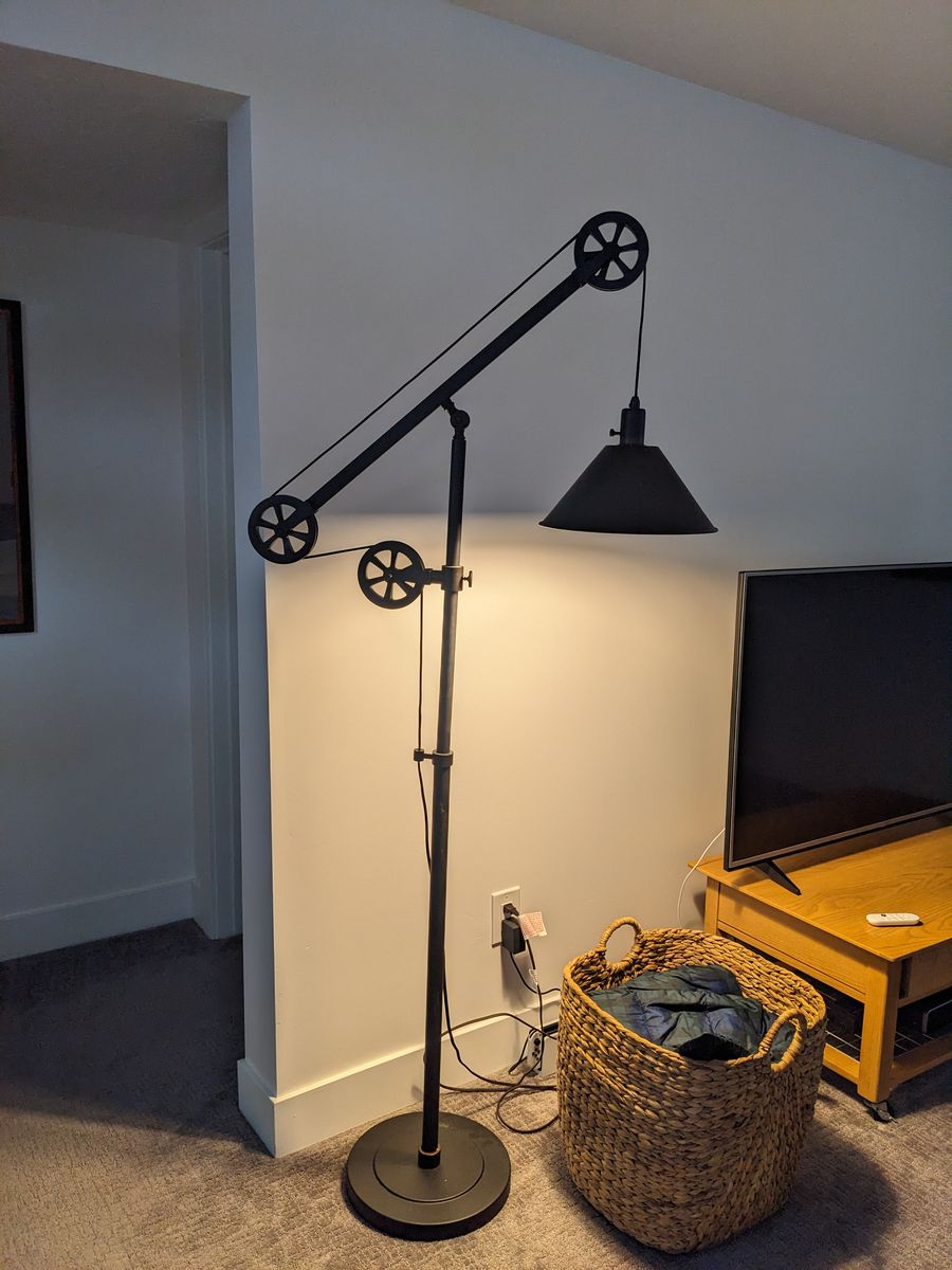 Adjustable height pulley floor lamp