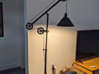 Adjustable height pulley floor lamp