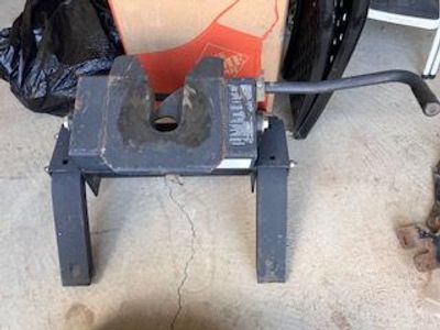 Fifth Wheel Trailer Hitch 30,000 lbs Towing Capacity