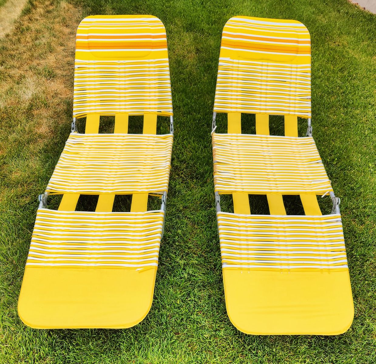 Vintage Tri-Fold Jelly Tubed Chaise Lawn Lounge Chair – Retro Patio/Pool Chair - Yellow and White