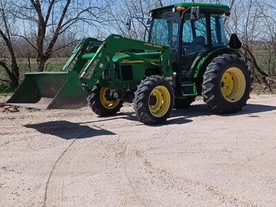 John Deere 5520 MFWD with 541 Loader