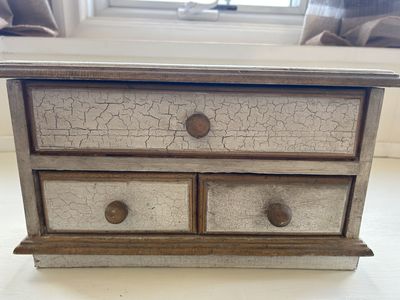 Crackled jewelry or knick knack box