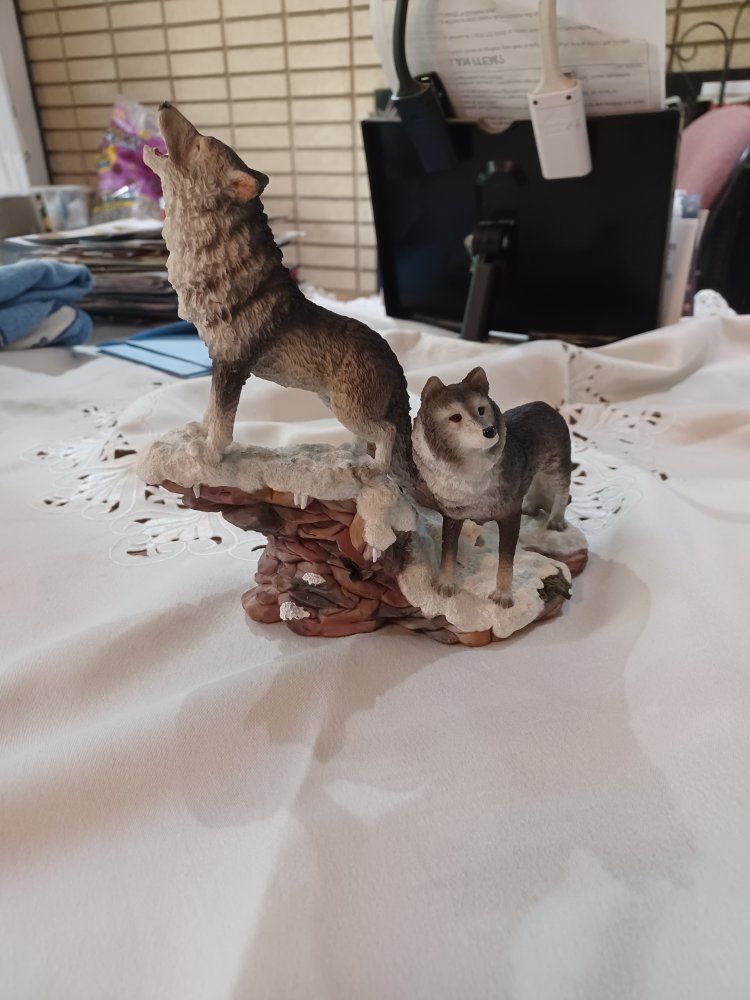 Wolf Howling Figurine - Decorative Wildlife Sculpture
