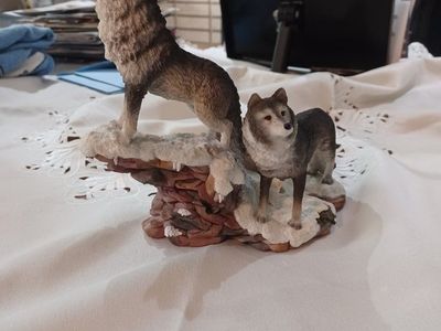 Wolf Howling Figurine - Decorative Wildlife Sculpture