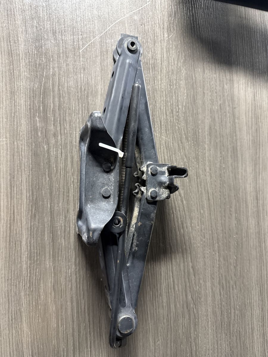 OEM Emergency Roadside Spare Tire Scissor for Ford Fiesta 2011-2019