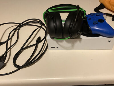 Xbox Series S 512 GB w Controller + Headset