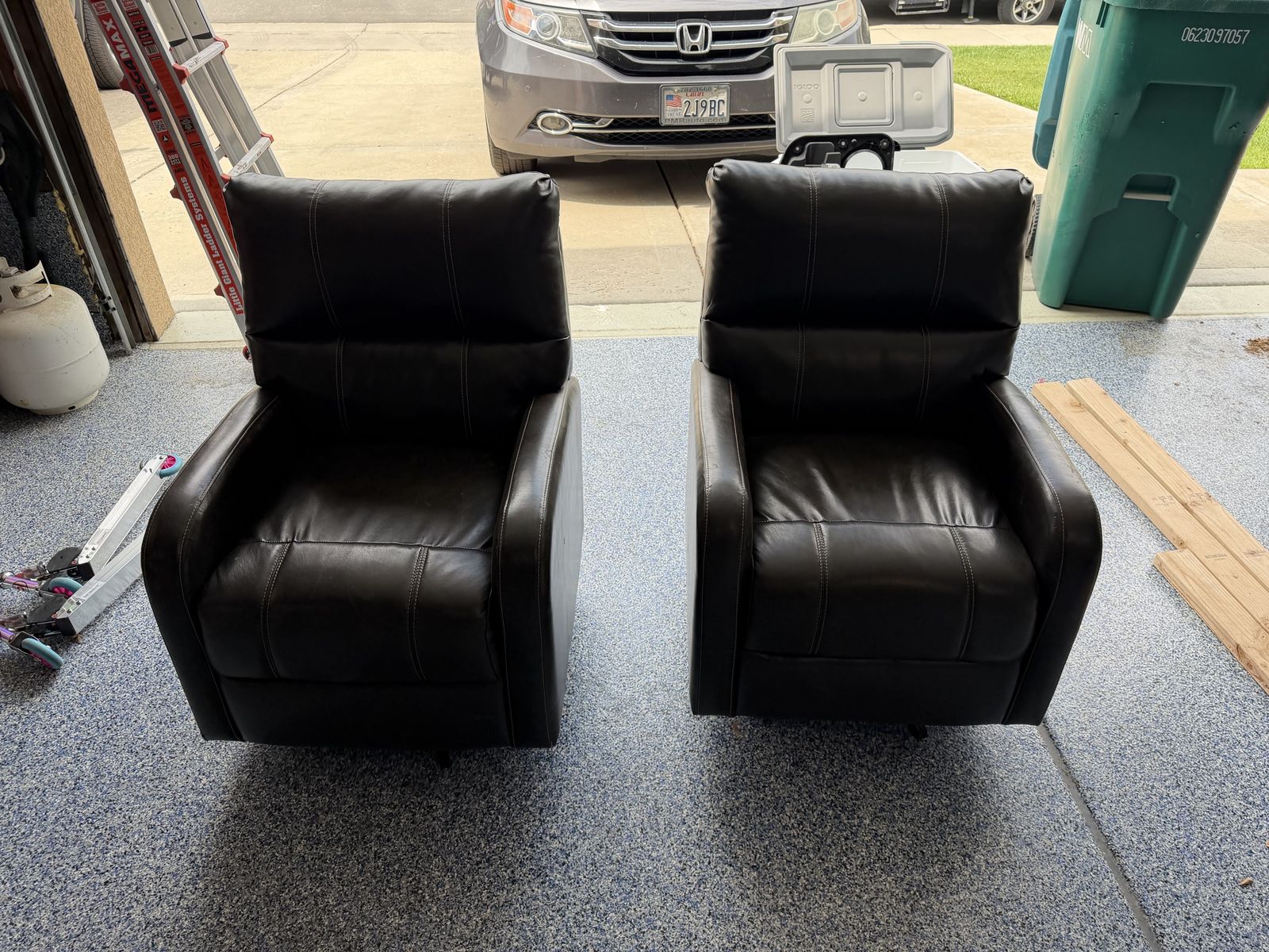 Two leather rocking chairs - RV