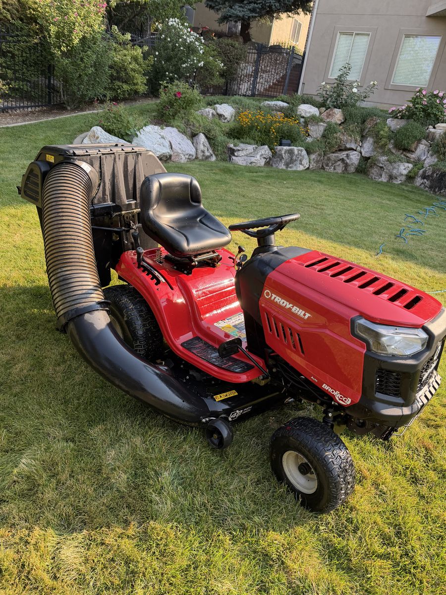 Troy Bilt Bronco 42" Riding Lawn Mower with Kohler 18hp with bagger system lawnmower