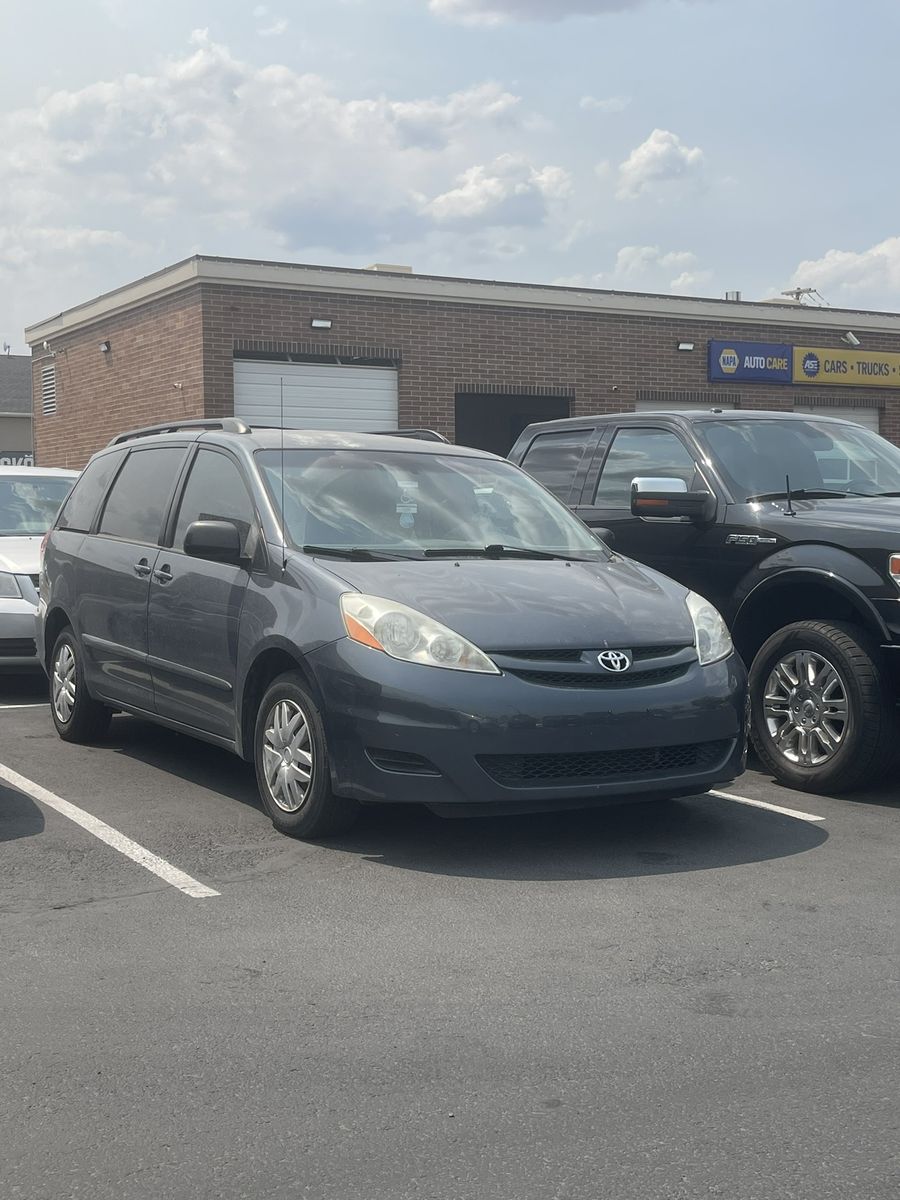 2010 Toyota Sienna LE 7-Passenger