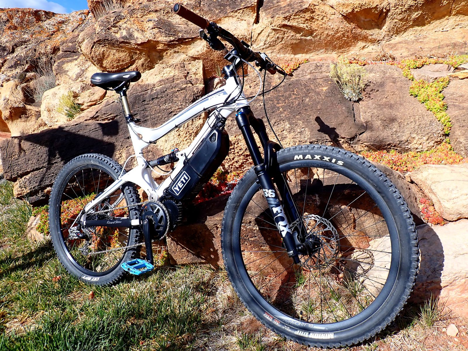 2023 GT Force 3.0 E Mountain Bike