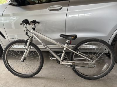 Specialized Hotrock 24" Kids Mountain Bike – 13" Frame 18-Speed